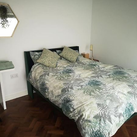 Stylish Apartment In Horsham With Parking And Own Entrance Exteriör bild