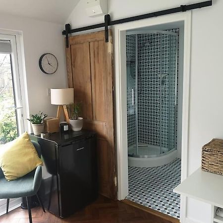 Stylish Apartment In Horsham With Parking And Own Entrance Exteriör bild