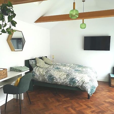 Stylish Apartment In Horsham With Parking And Own Entrance Exteriör bild