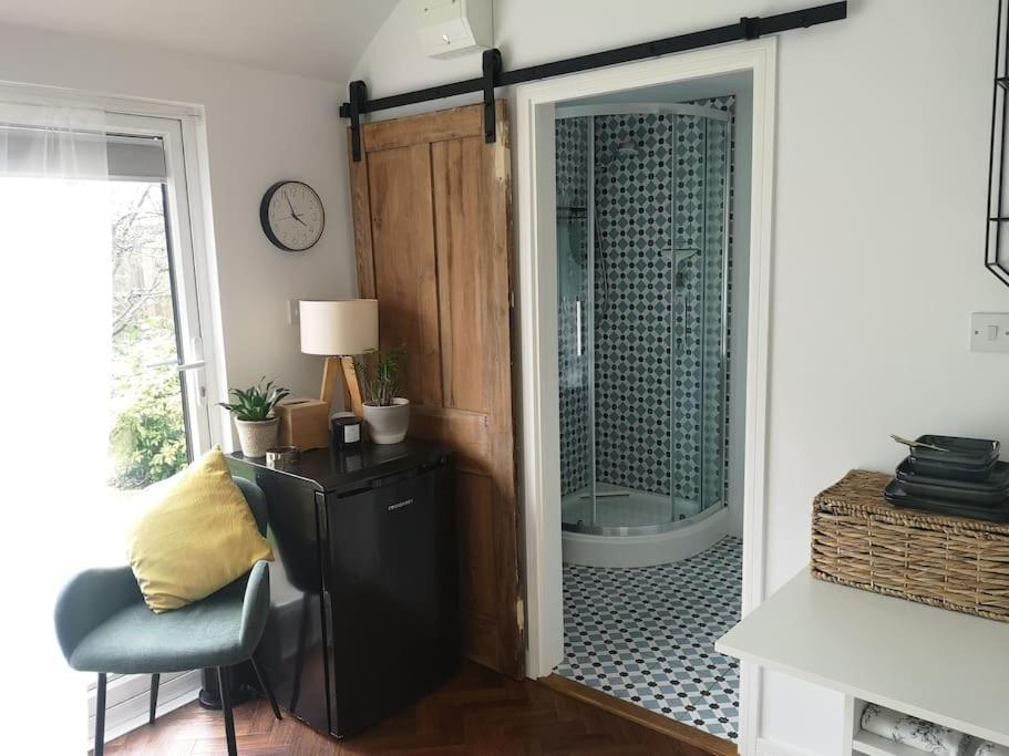 Stylish Apartment In Horsham With Parking And Own Entrance Exteriör bild