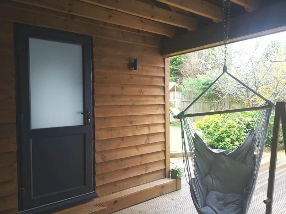 Stylish Apartment In Horsham With Parking And Own Entrance Exteriör bild