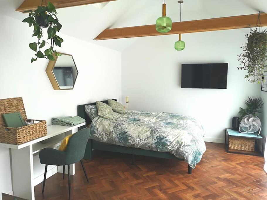 Stylish Apartment In Horsham With Parking And Own Entrance Exteriör bild