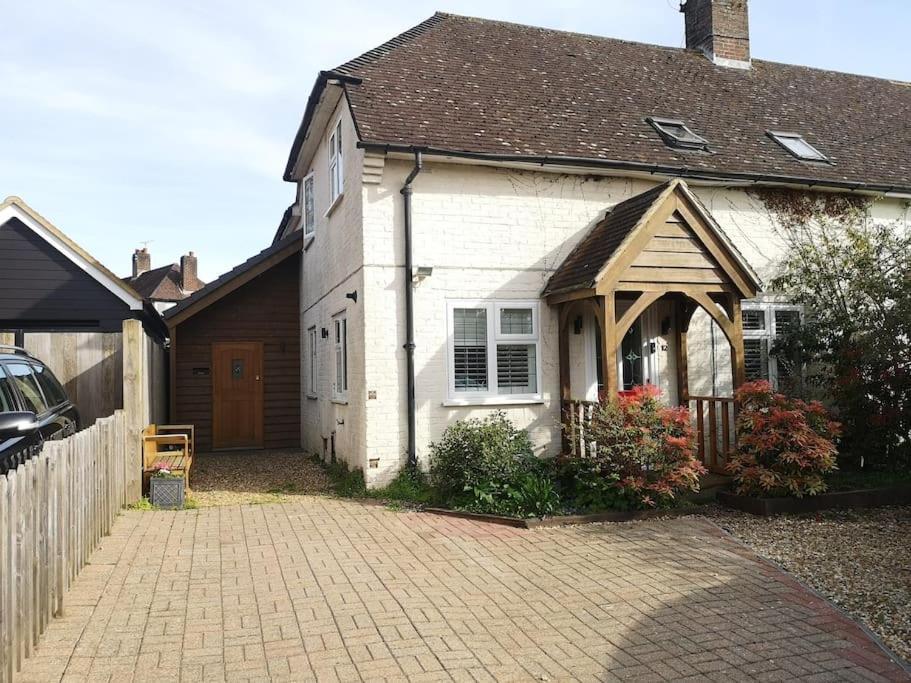 Stylish Apartment In Horsham With Parking And Own Entrance Exteriör bild