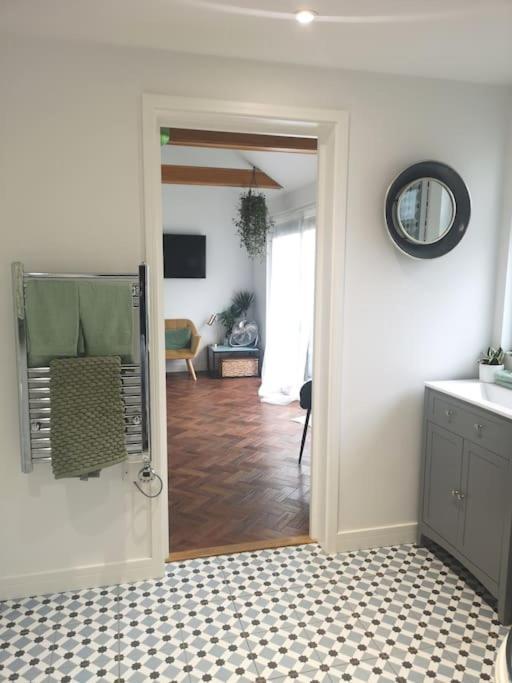 Stylish Apartment In Horsham With Parking And Own Entrance Exteriör bild
